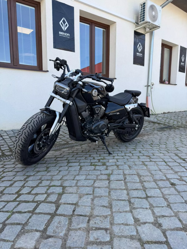BENELLI - LEONCINO BOBBER 400 - PŘEDVÁDĚCÍ MOTOCYKL